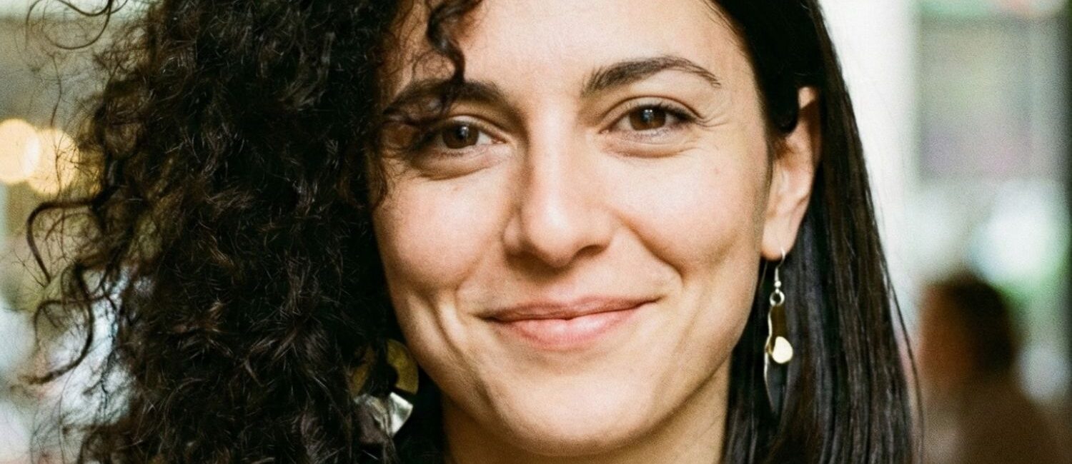 ragazza con capelli metò ricci e metà lisci