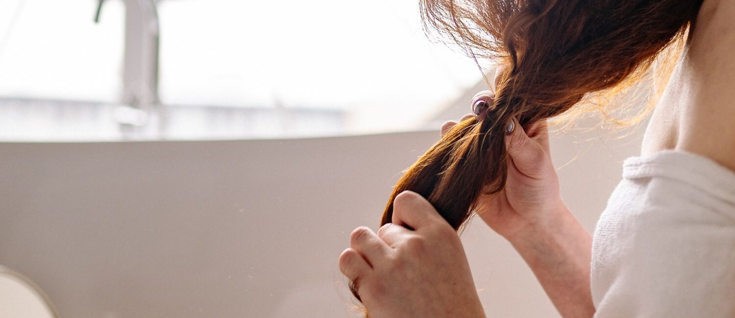 donna che si tocca i capelli