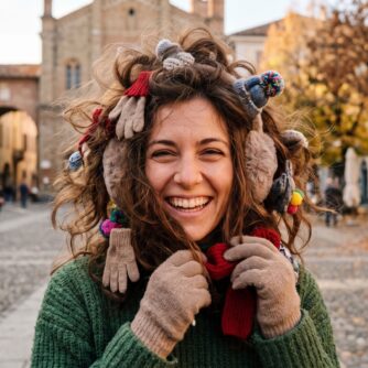 ragazza con guanti tra i capelli